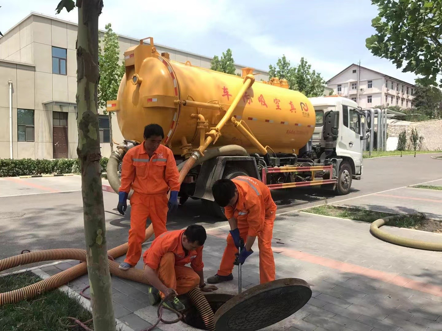 鄂城管道疏通车停在窨井附近