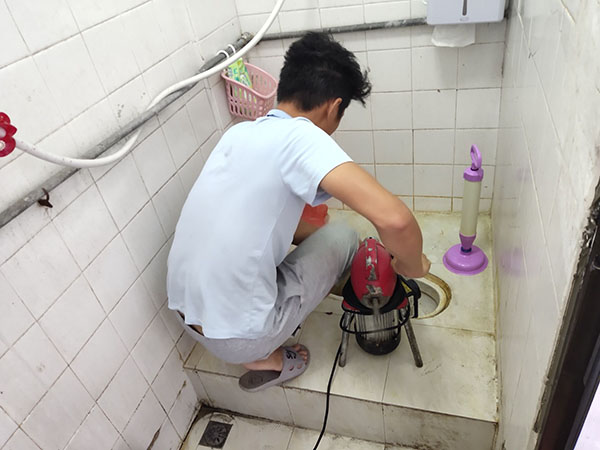 鄂城肥皂掉到马桶里把马桶堵住了怎么办？马桶堵住了怎么办